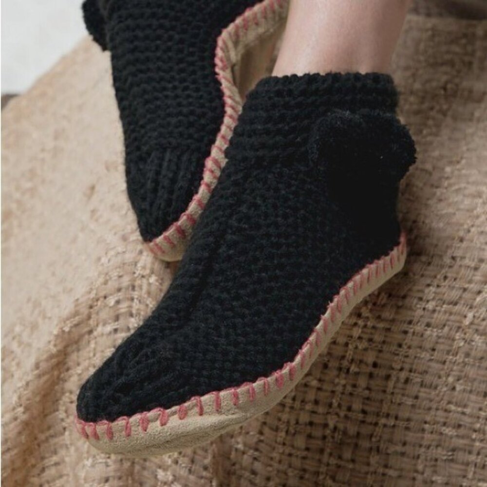 Hand Knitted Snowflake Slipper Booties Women Size 6/7 Small/Med Lined Black Pink